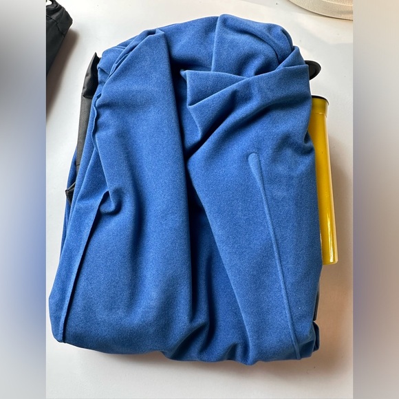 NEW NEVER USED RestZone Inflatable Airplane Travel Pillow for Kids or Legs - Picture 3 of 9